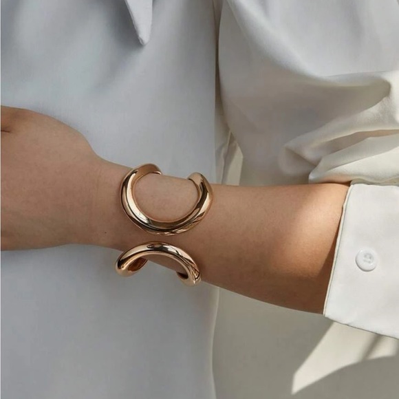 Jewelry - Gold cuff bangle